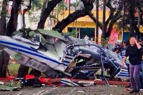 Destroços da aeronave na praça da Bíblia