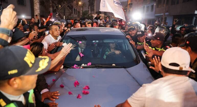 Carro do ex-presidente do Peru foi cercado por apoiadores ao deixar o presídio