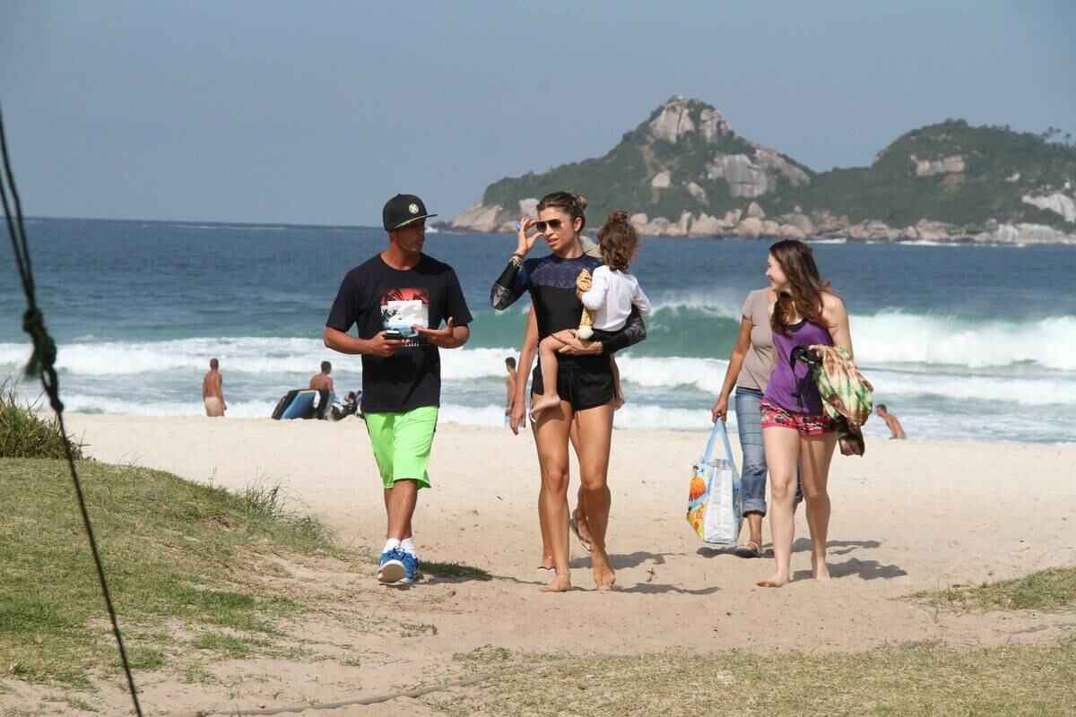 Grazi Massafera curtiu dia de sol na Barra da Tijuca