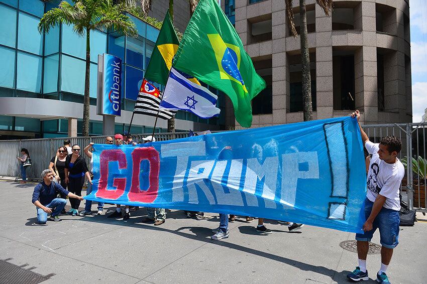 Dennis Heidrich é coordenador do movimento Juntos pelo Brasil,
que convocou o ato em apoio a Trump. De acordo com ele, Trump “representa um
choque de gestão". Ele afirma que a ONU (Organização das Nações Unidas)
tem "imposto suas posições ao mundo inteiro", e o magnata se
colocaria contra isso.



— Hoje um país não pode mais adotar a pena de morte, por
exemplo