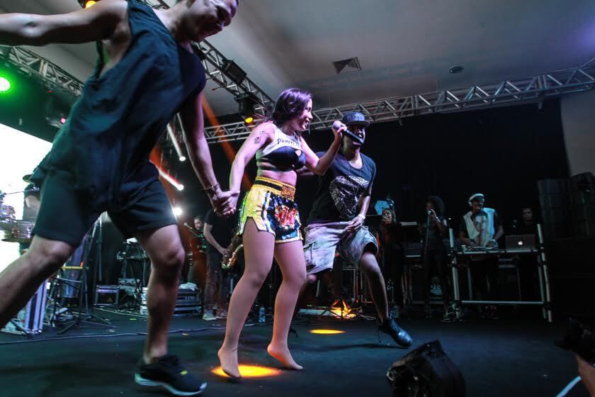 Anitta e os novos dançarinos arrasaram no palco