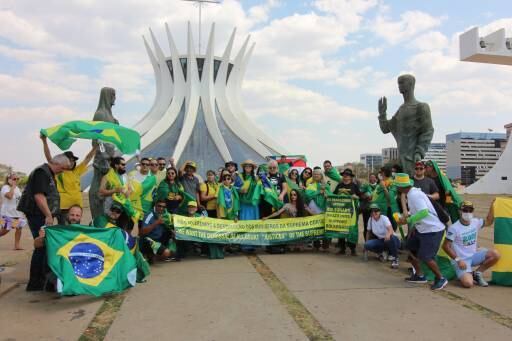 	DF - PROTESTO/BRASILIA - POLÍTICA - Caravana manifesta apoio ao presidente Jair Bolsonaro durante atos em preparação a 7 de setembro, nas imediações da Catedral Metropolitana de Nossa Senhora Aparecida, em Brasília. 06/09/2021 - Foto: LUIZ SOUZA/FOTOARENA/FOTOARENA/ESTADÃO CONTEÚDO