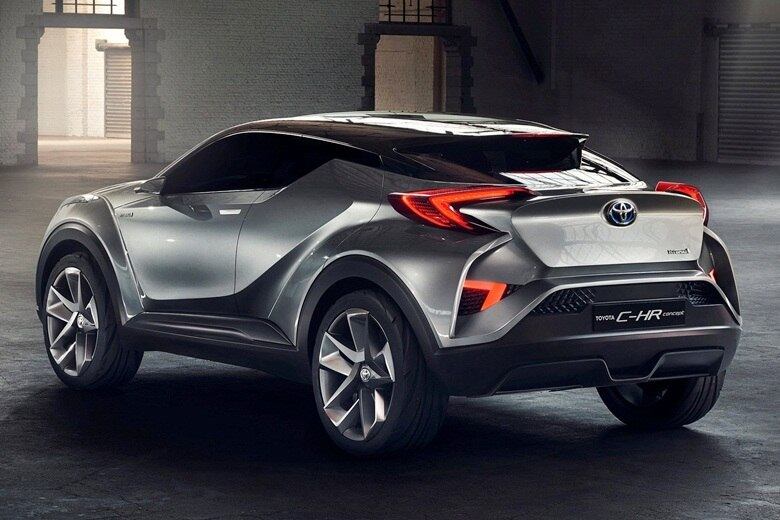 No geral, os traços apelam à esportividade, unindo altura e robustez com linhas afiadas e teto baixo