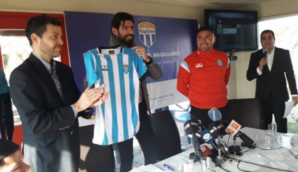 Loco Abreu foi apresentado oficialmente como reforço do Magallanes, da segunda divisão do Chile. Após passagem não muito tranquila pelo Audax Italiano, aos 41 anos, Loco Abreu