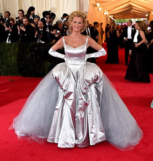 Em 2014, Sandra Lee apostou neste vestido com enchimentos. Será que quando ela senta vira poltrona?