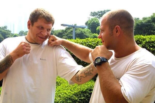 Três meses depois de anunciar sua aposentadoria do MMA, Aleksander
Emelianenko, irmão do lendário Fedor Emelianenko, mudou de opinião e
decidiu voltar a competir. O russo assinou com a organização ProFC, de
acordo com o portal “Sherdog”. Aos 31 anos, Aleksander acumula um cartel
de 21 vitórias e seis derrotas na carreia
