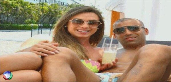 Outra grande polêmica da vida amorosa de Nicole foi o amoro ioiô com o jogador Emerson Sheik. Na mesma época, Sheik também estava em um namoro vai e vem com Antonia Fontenelle 