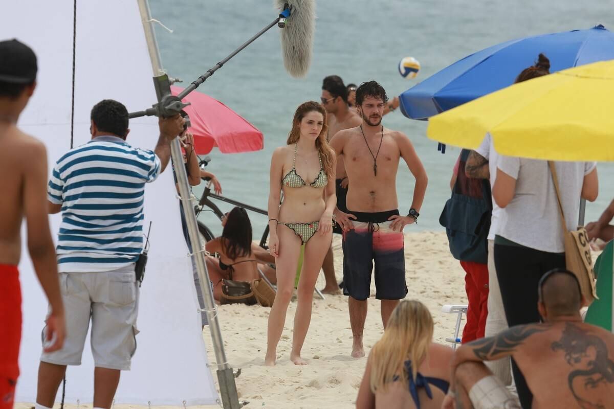 Isabelle Drummond e Jayme Matarazzo durante gravação de novela, na praia carioca do Recreio dos Bandeirantes, nesta quarta-feira (10)

