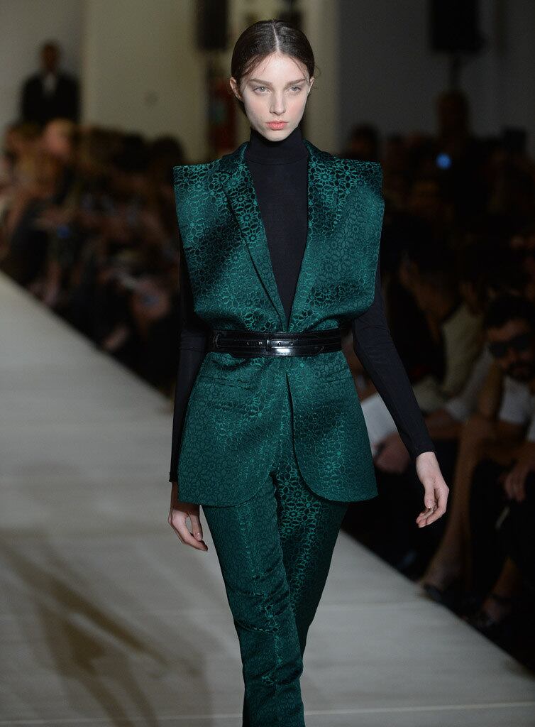 A coleção de inverno de Reinaldo Lourenço, apresentada na FAAP,
nesta terça-feira (4), usou e abusou de formas geométricas e do couro como
material principal. Os destaques ficaram por conta das franjas e das golas
altas. O pescoço recebeu atenção também por conta dos acessórios que as modelos
usaram. Paetês e estampas apareceram em segundo plano, quebrando o tom sóbrio das
criações, exibida na 38ª edição da SPFW 