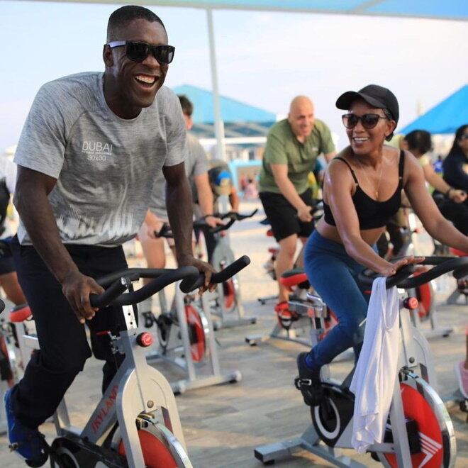 Apaixonado pelo Brasil, Clarence Seedorf deixou seu nome na história do Botafogo. Naturalizado holandês, o ex-jogador é outro que mantém a forma física com execícios físico. Na foto ele aparece pedalando cheio de vontade e felicidade
