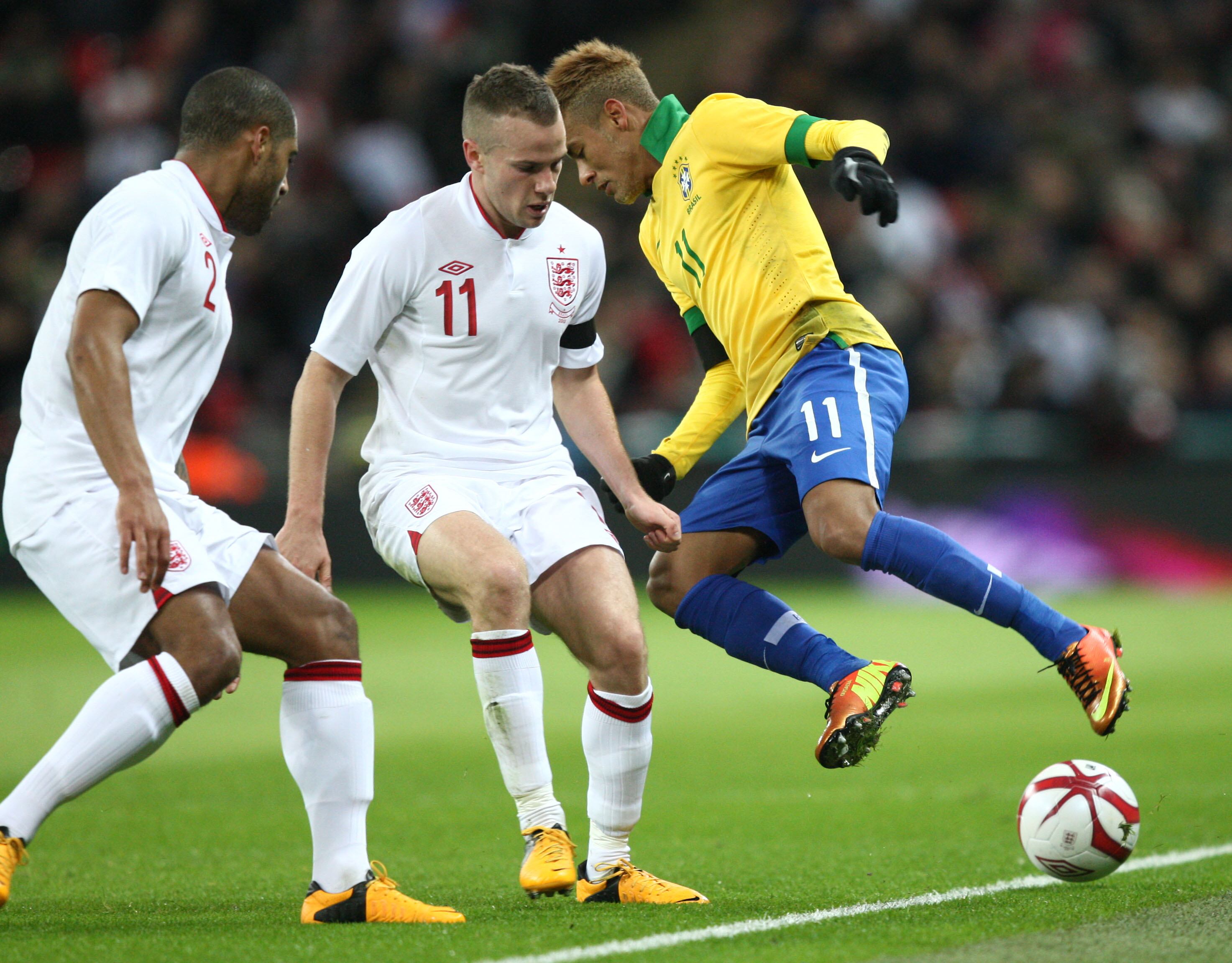 O ano, no entanto, não começou nada bem para a seleção brasileira. Com Neymar ainda de cabelo descolorido, a equipe perdeu por 2 a 1 para a Inglaterra, em um amistoso em fevereiro, em Wembley. Ali o time ainda capengava e sentia falta de um esquema de jogo definido. O então camisa 11 Neymar era praticamente a única referência no ataque