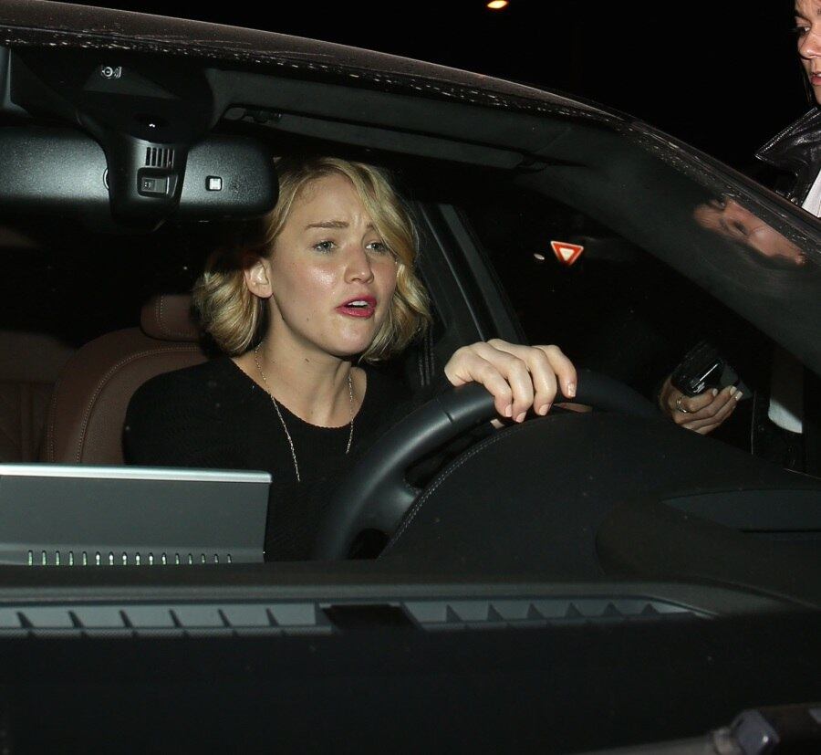 Ai, coitada da Jen Lawrence! A atriz sofreu para conseguir estacionar seu carro em Los Angeles