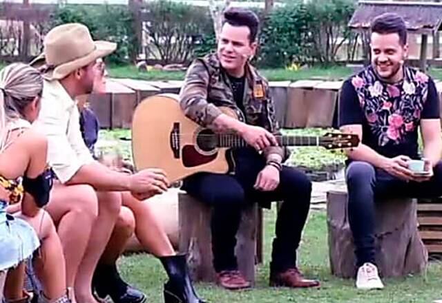 João Neto e Frederico
A dupla sertaneja visitou a edição de A Fazenda - Nova Chance. Os peões adoraram a visita da dupla! Fizeram uma roda e os cantores tocaram até a prévia de uma nova música que nem havia sido lançada oficialmente!