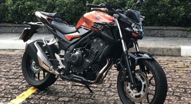 CB 500F na cor laranja metálico, tom de divulgação da Honda para a naked de 50,4cv de potência