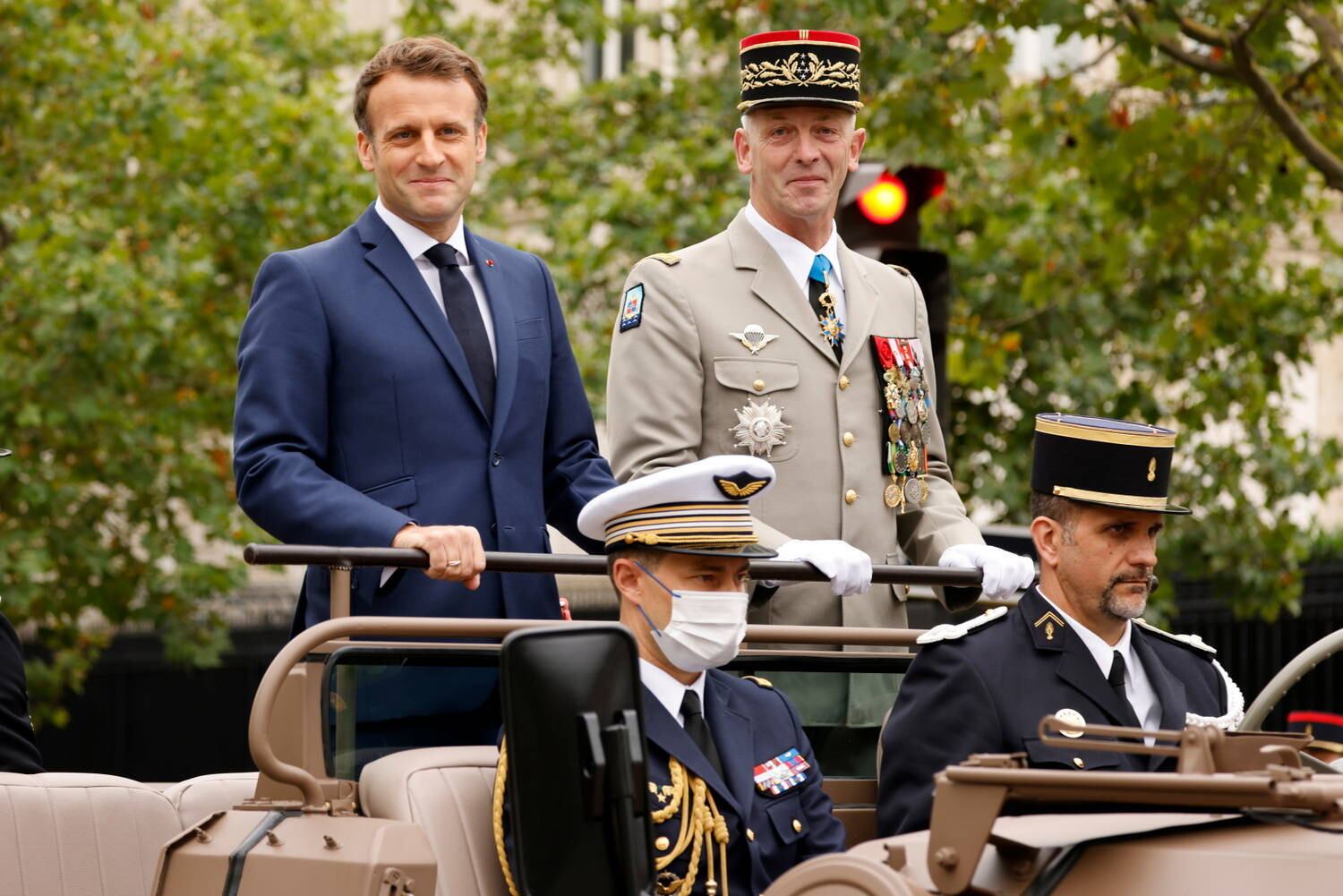 Antes do desfile, o chefe de Estado havia descido a Champs-Élysées, sob um céu nublado, em uma viatura de comando com o chefe do Estado-Maior, o general François Lecointre, que termina seu mandato em poucos dias e será sucedido pelo atual chefe do Estado-Maior do Exército, Thierry Burkhard