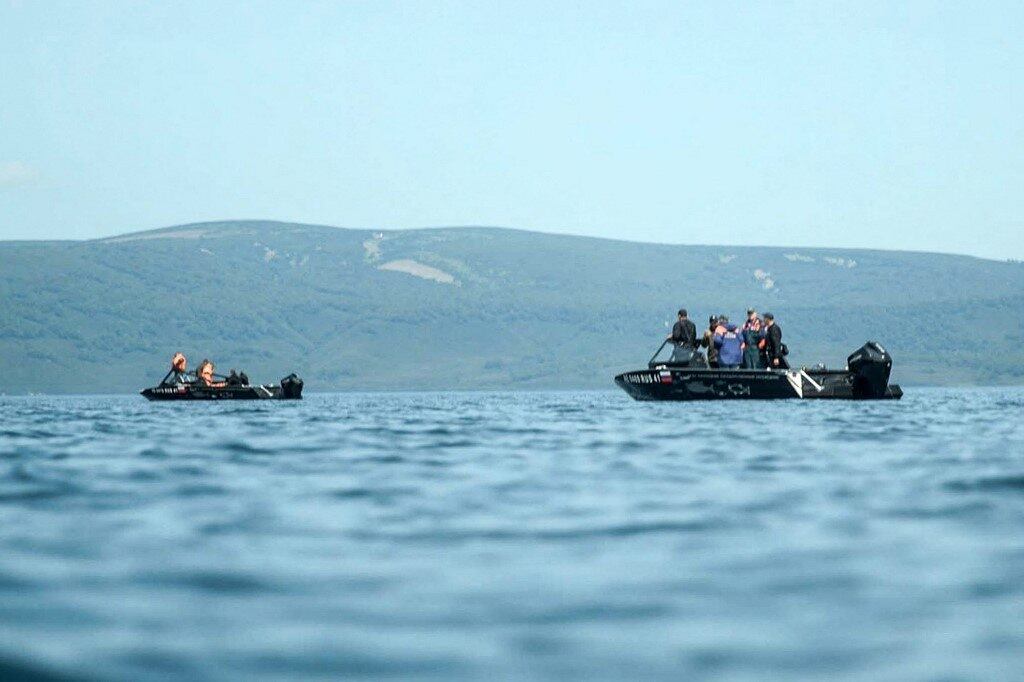 Helicóptero que caiu em lago na Rússia tinha 13 turistas e três tripulantes a bordo