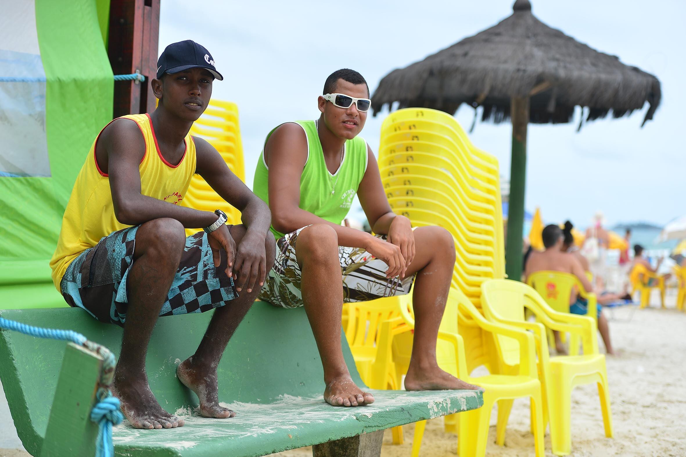 O atendente de um quiosque na Enseada Evandro Lima Santos (à esquerda) percebeu queda no número de roubos.
— Pelo local aqui onde eu trabalho não vi mais roubos neste verão. Ano passado era comum ver ladrão correndo. A polícia aqui traz mais tranquilidade. De repente, em um roubo desses, vai que tem uma bala perdida


