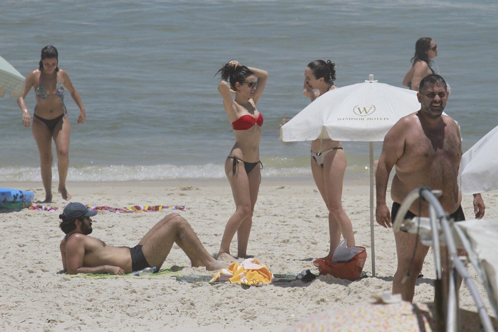 Bianca Bin aproveitou uma folga nas gravações de Joia Rara para relaxar na praia da Barra da Tijuca, no Rio de Janeiro, nesta terça-feira (3)