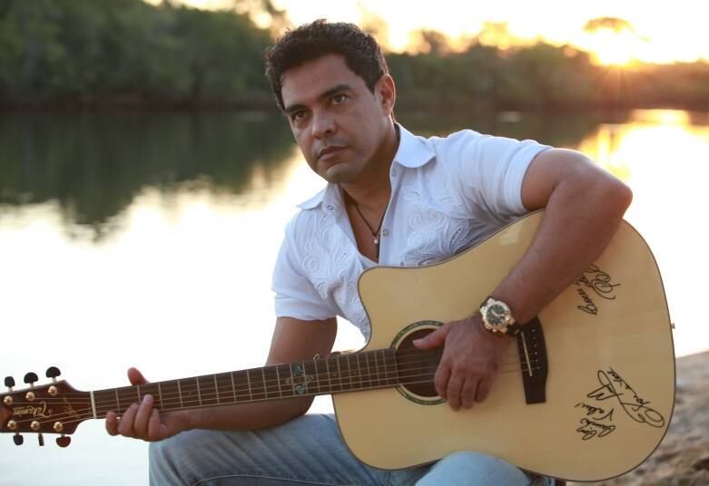Zezé Di Camargo completa 52 anos neste domingo (17). O cantor já alcançou a maioridade na carreira musical. O clássico É o Amor alavancou o sucesso nacional da dupla com o irmão, Luciano, e junto com o estouro musical veio também o interesse pela vida pessoal do sertanejo. E o preço da fama é algo pelo qual Zezé paga por muitos anos. Vez ou outra o filho de Seu Francisco aparece em meio a polêmicas. Confira a seguir os rolos, sufocos e saias justas pelas quais Zezé Di Camargo já passou!