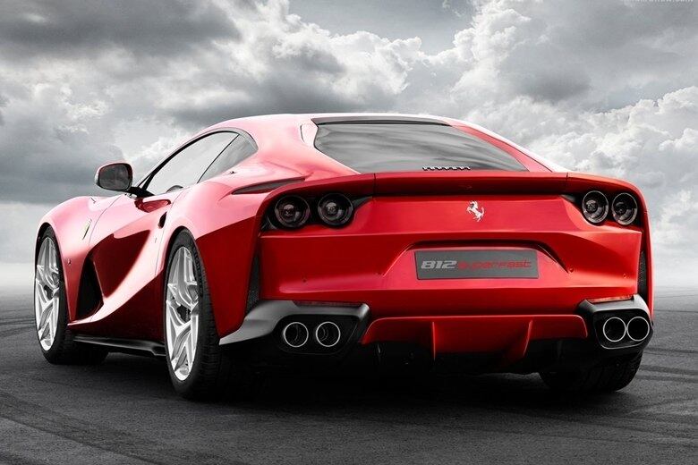 De acordo com a marca italiana, a velocidade máxima pode superar os 340 km/h. Com esses números de cair o queixo, a supermáquina torna-se o modelo de produção mais rápido e potente da história da Ferrari