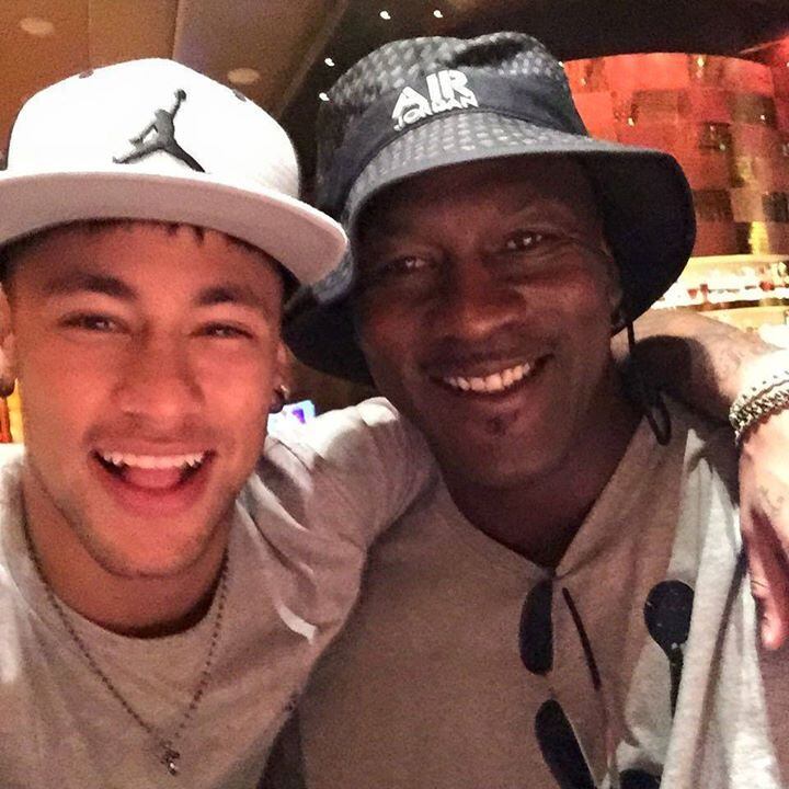 O atacante Neymar está mostrando como se curte as férias de verdade. O jogador do Barcelona, que esteve nos Estados Unidos aproveitando seus últimos dias de folga, realizou um sonho de infância ao conhecer o astro Michael Jordan. Em seus perfis nas redes sociais, o craque da seleção brasileira posou ao lado do maior jogador de basquete de todos os tempos e ainda exibiu um boné da marca do ex-jogador.
— O maior! Sonho realizado, que honra conhecer esse cara, disse o brasileiro