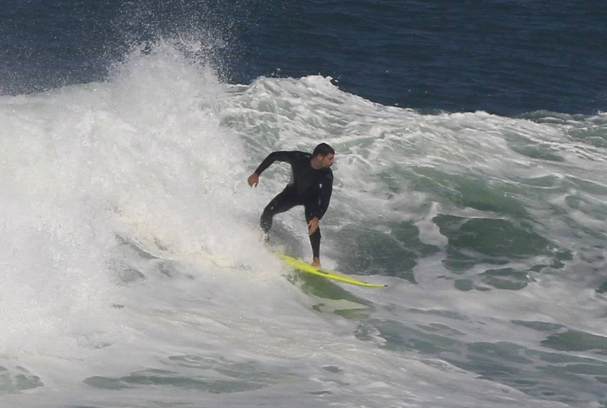 Cauã Reymond é fotografado em dia de surfe no Rio