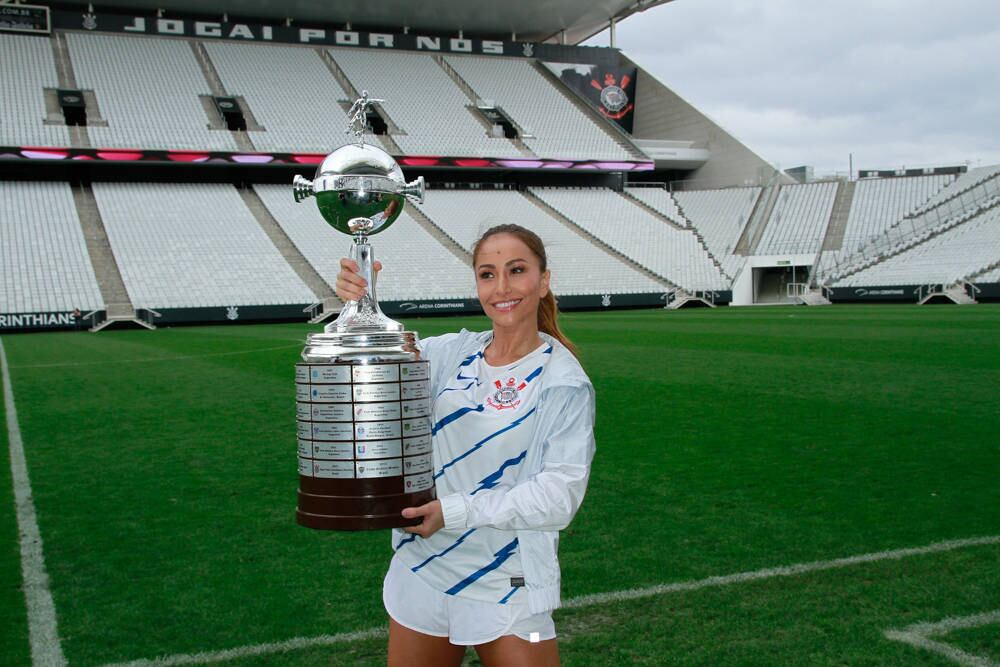 A apresentadora aproveitou a visita para posar com a taça da Libertadores da América 
