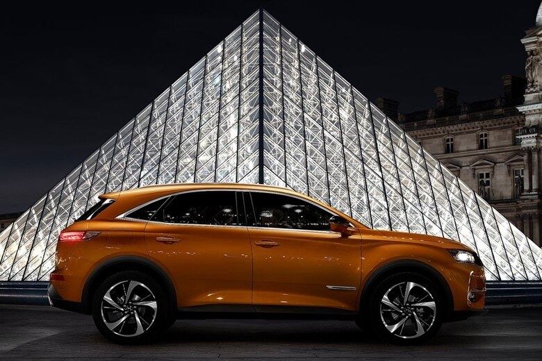 Mas o grande destaque em relação a motorização vai para a opção híbrida E-Tense. Esta oferece um motor a gasolina com até 203 cv associado a outros dois motores elétricos, distribuídos um em cada eixo, com aproximadamente 110 cv. Combinados, os três propulsores geram 304 cv de potência, com autonomia de quase 60 km no modo elétrico