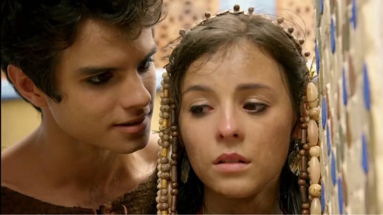 Na adolescência, Adália se apaixonou por Naor, o filho mais novo de Terá. Eles sempre se encontravam às escondidas em Ur e ela achava que um dia se casariam, mas isso nunca aconteceu. Ela sempre acreditou que conseguiria ficar com seu amor após dar o que ele queria. Mas, sua atitude só causou sofrimento, além de deixá-la com má fama na cidade