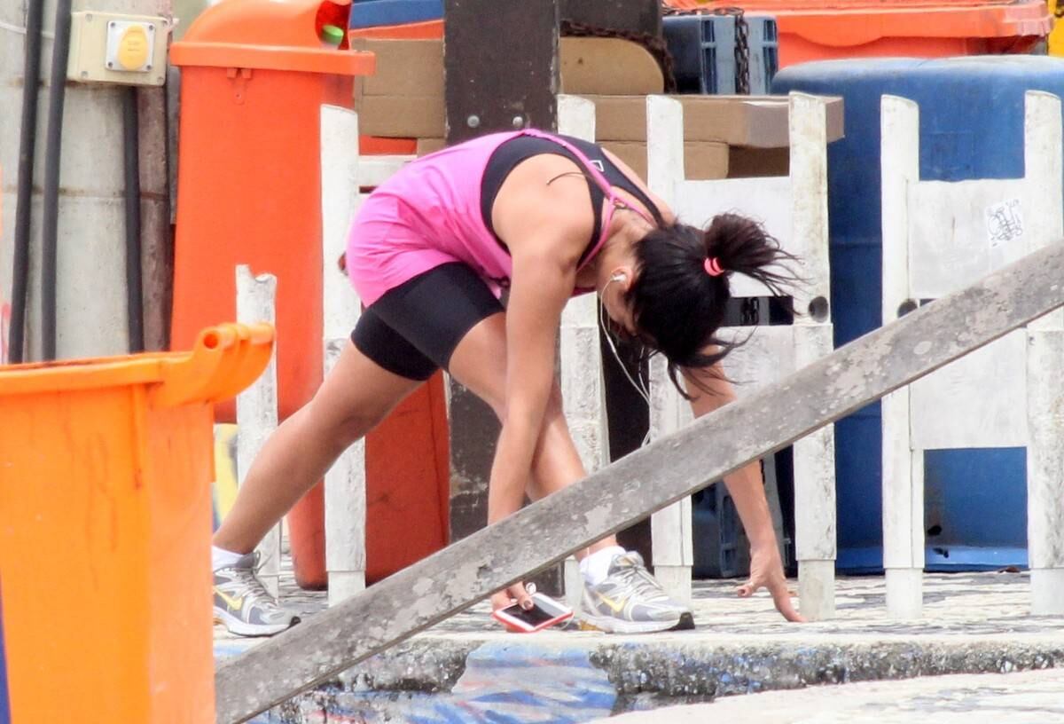 Depois do exercício, ela se alongou durante alguns minutos 