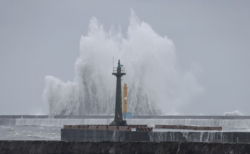 Às 21h (10h de Brasília), Haikui perdeu força e tinha "intensidade moderada", perto da cidade de Kaohsiung, no sudoeste de Taiwan, com rajadas de vento de 126 km/h, segundo a agência meteorológica. "Fortes chuvas estão previstas para as montanhas de Yilan, Hualien, Taitung, Kaohsiung e Pingtung", informou a agência
