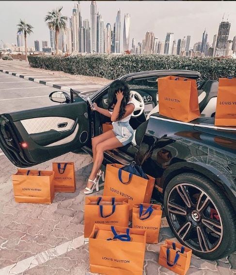 Essa moça da foto gosta de bolsas, como ela própria escreveu na legenda da foto. Deu para notar?