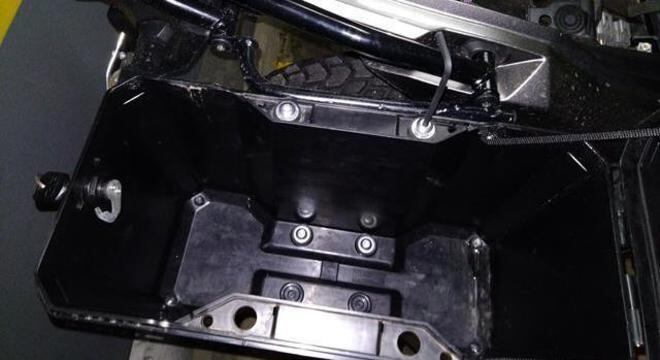 Para retirar malas é necessário usar chave que vem no estojo de ferramentas embaixo do banco