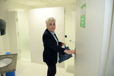 A secretária de Defesa do Consumidor, Cidinha Campos, esteve na inauguração dos banheiros