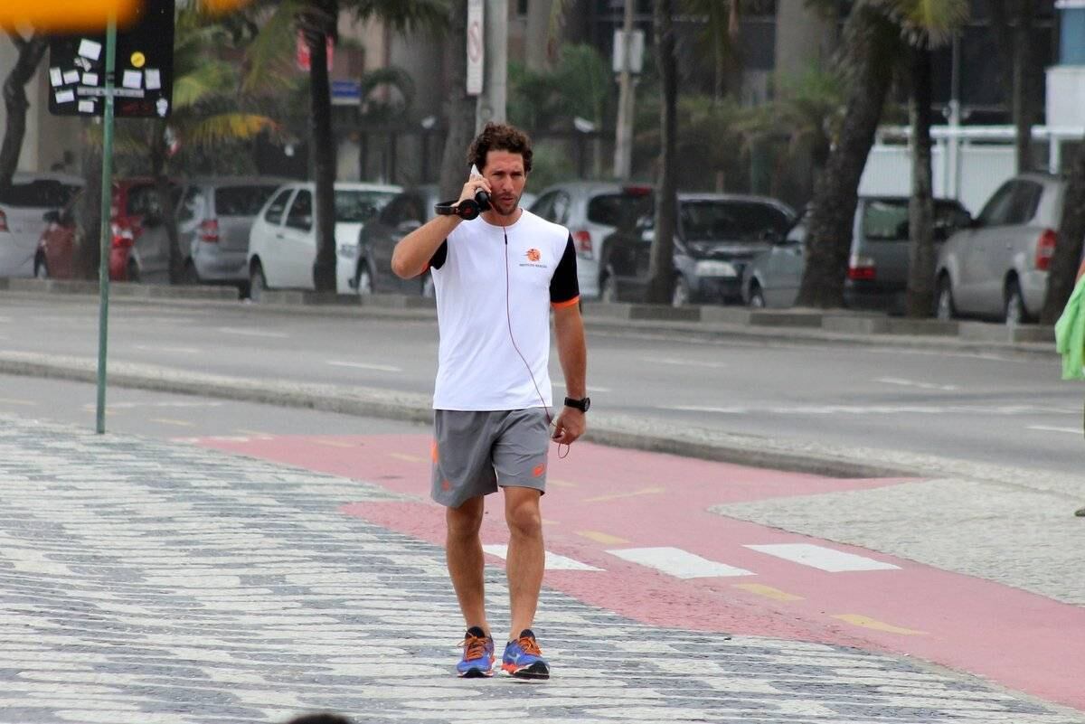 O atleta também gosta de surfar, mas dessa vez estava sem prancha