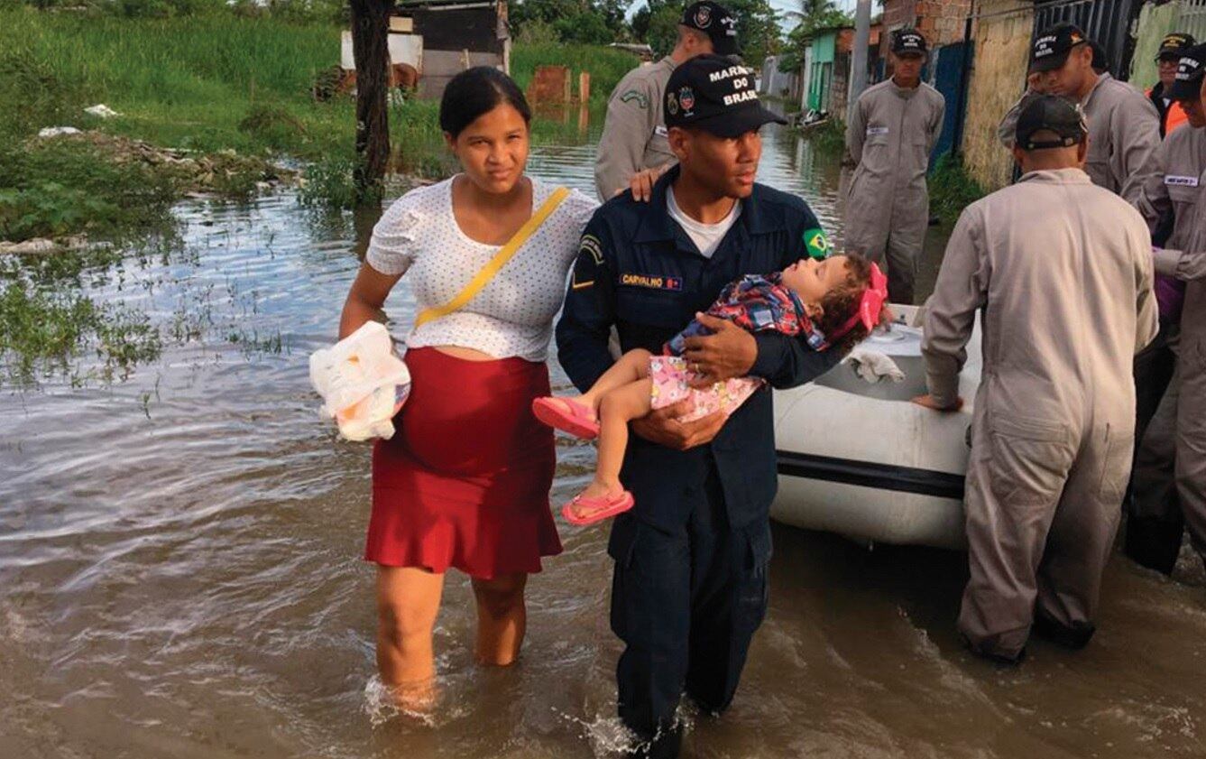 Militar ajuda no resgate de população afetada pelas chuvas em Sergipe