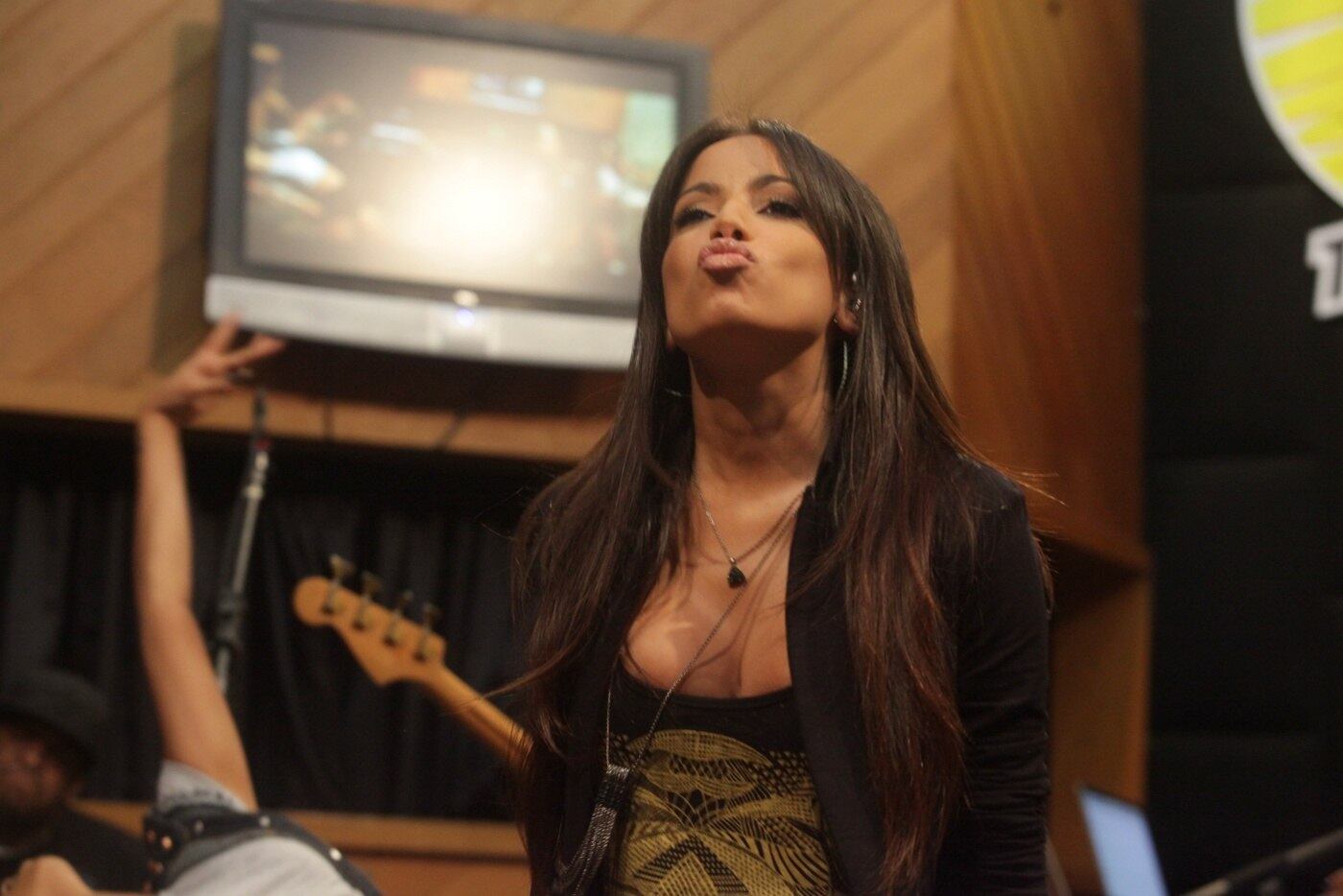 Na tarde desta quarta-feira (20), a cantora Anitta deixou o Rio de Janeiro, para desembarcar em São Paulo. Ela participou de um programa ao vivo, e fez um show especial nos estúdios de uma rádio na cidade. Veja como foi a apresentação!