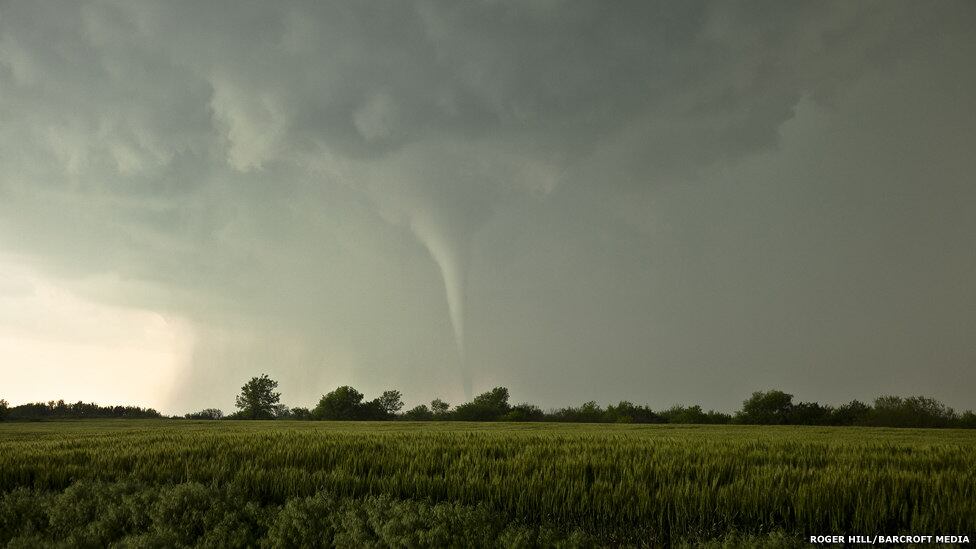 Tornados são tempestades violentas que deixam rastros de destruição e,
não raro, muitos mortos. O seu formato de funil, retratado em fotos e
vídeos, impõe um desafio a qualquer um que se arrisque a se aproximar
deles