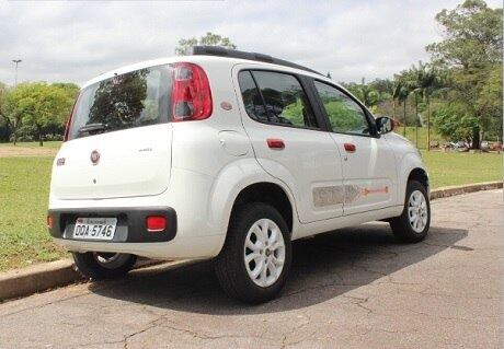 Traseira tem lanternas fumê e porta malas levam 280 litros