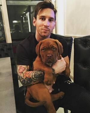 E mostrou para todo mundo o cachorro que ganhou de presente há poucos dias