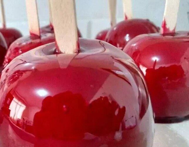 Por fim, um clássico eterno de toda festa junina, romântico e doce: a maçã do amor. A versão tradicional desta guloseima leva apenas a fruta fresca, caramelada com açúcar e corante vermelho. Veja como fazer a maçã do amor com a casquinha dura e crocante