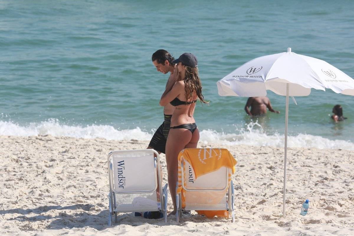 Rafa Brites e Felipe Andreoli curtem dia de sol em praia do Rio de Janeiro