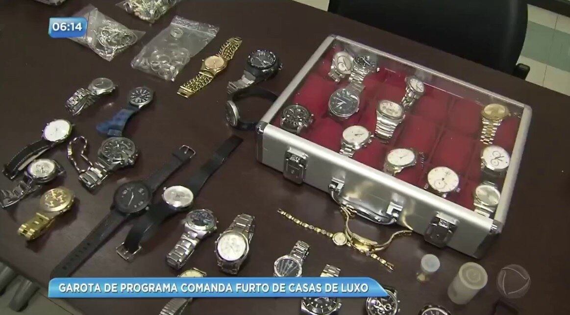 Ela
foi presa em um condomínio após quatro meses de investigações. Na casa da
mulher, a polícia encontrou parte dos objetos furtados como joias e duas armas