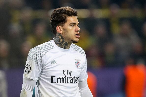 Ederson - Goleiro - Benfica - 23 anos
Titular absoluto do Benfica e em ótima fase, Ederson ganhou espaço na seleção brasileiro e é desejado pelo Manchester City para a próxima temporada
Valor em 2016 - 1,2 milhões euros / Valor em 2017 - 12 milhões de euros (+900%)
