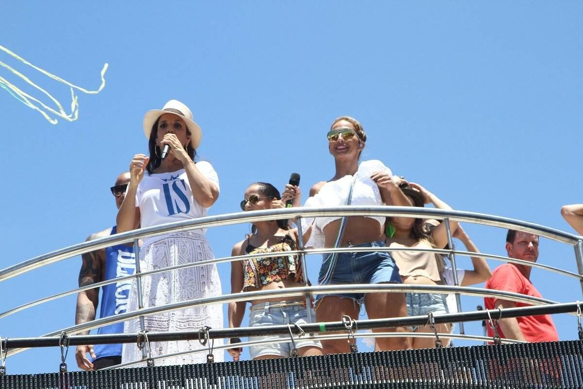Usando uma roupa larguinha, Ivete Sangalo comandou o tradicional Arrastão, em Salvador, nesta Quarta-Feira de Cinzas
