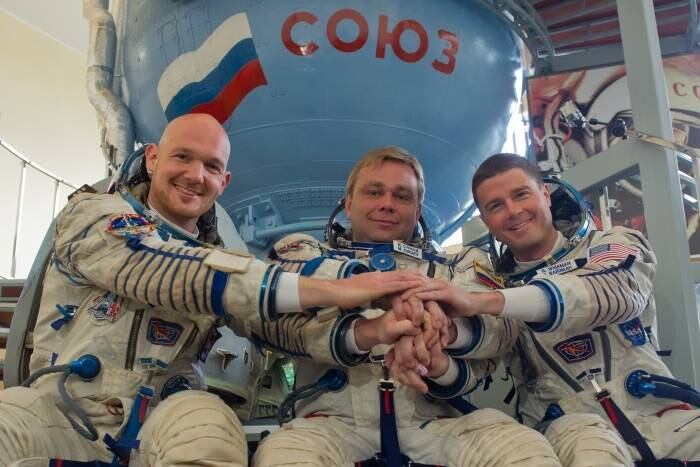 Tripulação da expedição 40/41
à Estação Espacial Internacional, os astronautas Alexander Gerst (Alemanha), Maxim
Suraev (Rússia) e Gregory Wiseman (Estados Unidos) juntam as mãos em frente a
uma maquete da espaçonave Soyuz, no Centro de Treinamento para Cosmonautas
Gagarin, em Moscou, na Rússia. A equipe irá partir para o espaço no dia 28 de
maio