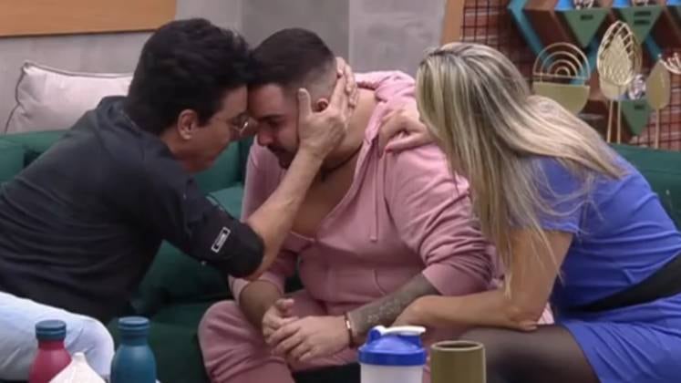 Após a segunda divisão de quartos, Mila ficou revoltado
por Nahim e Andreia serem escolhidos pelo Casal Power da semana para dormir na sala.
Porém, eles consolaram o competidor e o cantor argumentou que dormia na sala em
casa