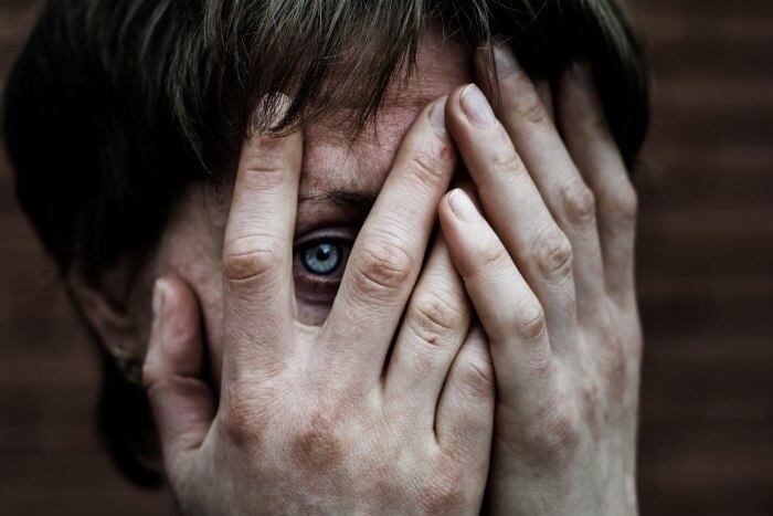 Desde que o Estado Islâmico tomou conta de regiões do Iraque e da Síria, muitas mulheres já revelaram o dias de sofrimento que sofreram na mão de extremistas. De acordo cm organizações de Direitos Humanos, as mulheres são os principais alvos de terroristas, que as mantém como reféns e, eventualmente como escravas sexuais.

Isso foi o que aconteceu com Hanan, 26, quando seu marido tentou fugir do grupo terroristas em abril de 2016, o que fez com que os rebeldes decidissem punir a ela.