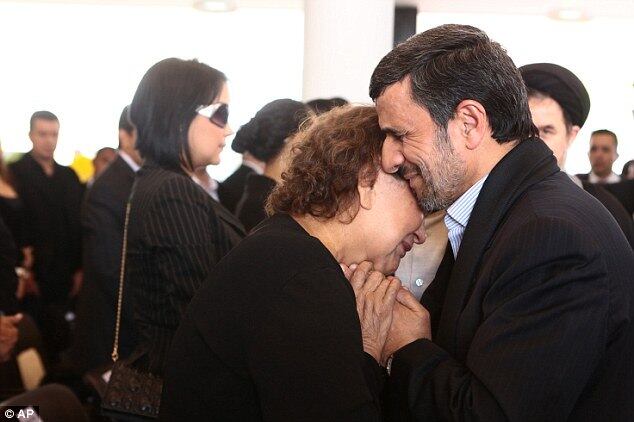 A foto que causou polêmica: pelos costumes islâmicos, Ahmadinejad jamais poderia ter tocado a mãe de Chávez