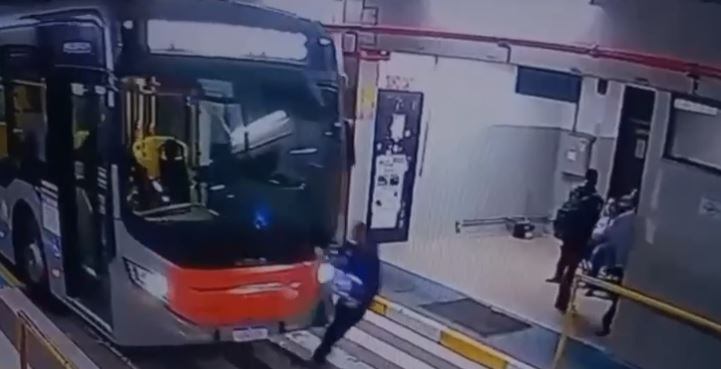 Câmeras de segurança gravaram o atropelamento